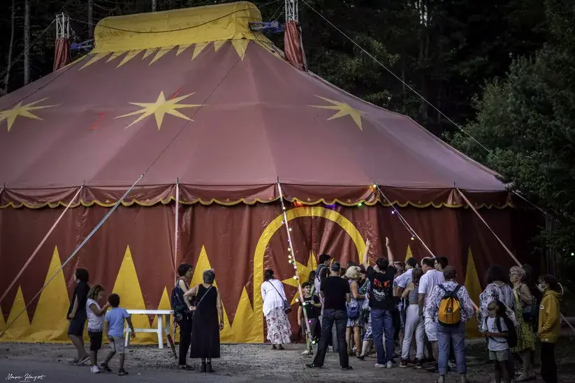 Chapiteau de cirque avec visiteurs