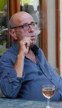 Stagiaire de l'atelier écriture qui fume une pipe, en pleine réflexion