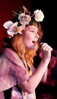 Chanteuse stagiaire pendant un concert 