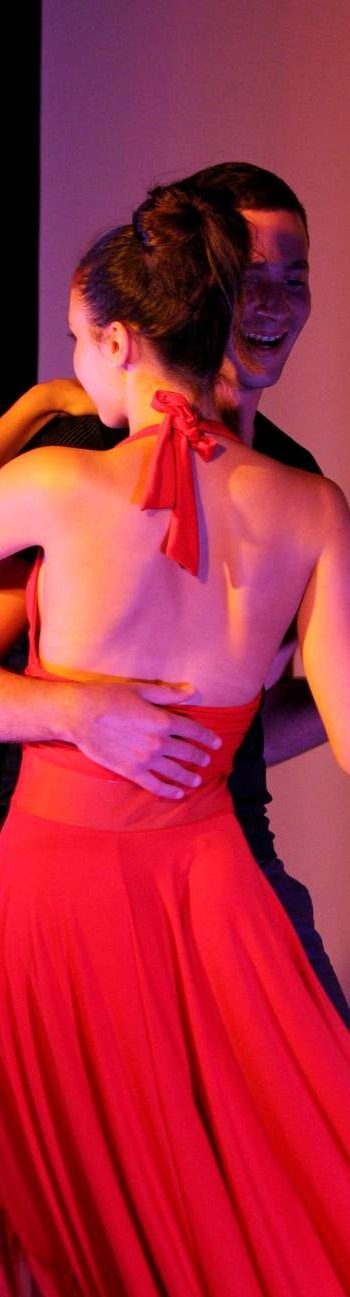 Couple qui fait de la danse de salon lors d'une soirée