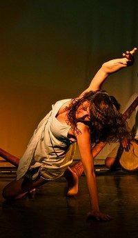 Démonstration de danse sur scène par des stagiaires