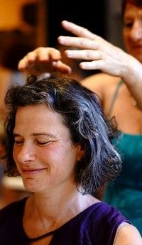 Stagiaire qui se détend pendant un massage du crâne en atelier massage