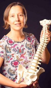 Maitre de stage en sciences qui explique le fonctionnement d'une colonne vertébrale