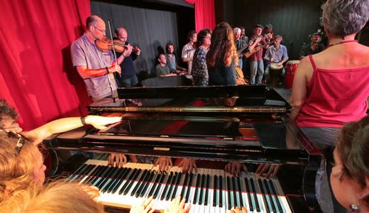 Spectacle piano, violons, chants à Fais Tes Vacances, le village aux 300 stages