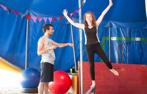 exercice d'équilibre au cirque du village des 300 stages 