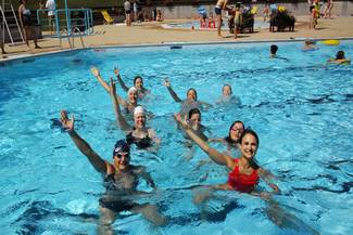 stage natation synchronisée, au village vacances des 300 stages, piscine du club de Valmorel, Alpes de Savoie