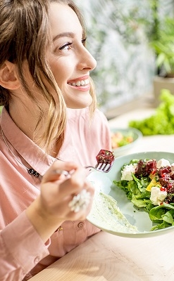 femme dégustant un repas à Fais tes vacances femme dégustant un repas à Fais tes vacances